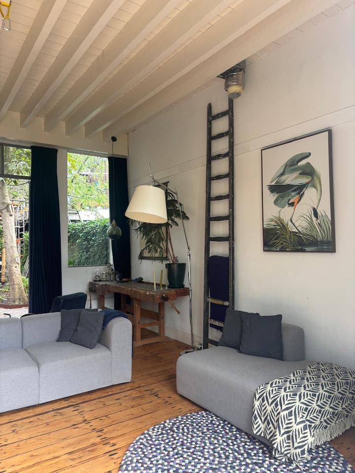 Voormalig Verfmagazijn In Mooiste Straat Van Delft - Delft