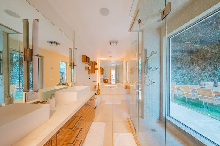 Modern Laurel Canyon Retreat w/ Panoramic Views gallery image 4