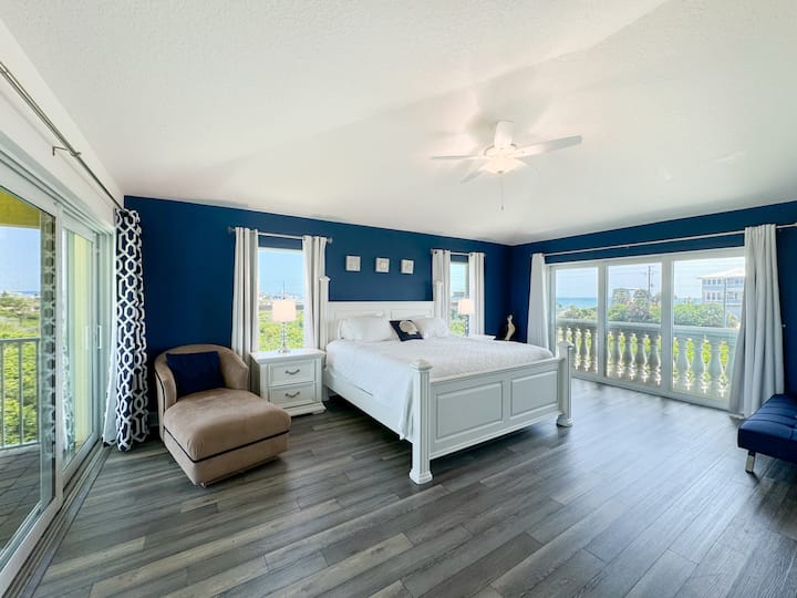 Голямо двойно легло, разтегателен диван(с 2 отделни легла), шезлонг, балкон и самостоятелна двойна баня.  Панорамен изглед.