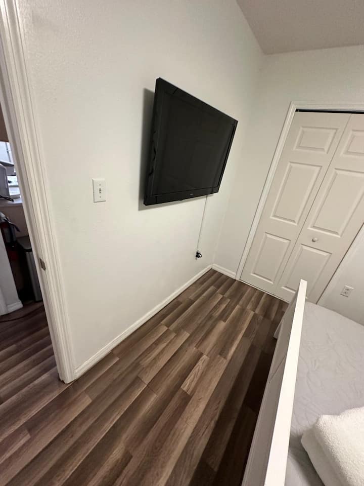 Ova spavaća soba za goste ima udoban bračni krevet i pametni televizor, pa je ugodan i praktičan prostor za opuštanje i zabavu tijekom vašeg boravka. Svijetli i ugodni prostor, savršen za goste ili članove obitelji.