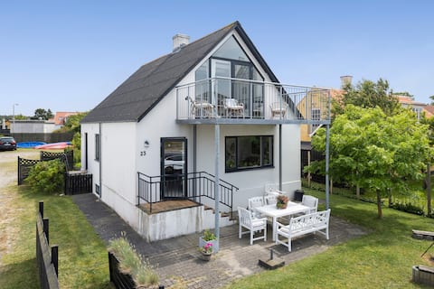 Successful Airbnb property: Centrally located beachfront view house in Læsø