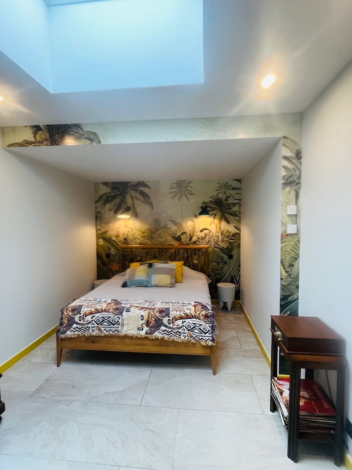 Habitación con cama de 160/200 con ventana de techo electrificado con persiana que oscurezca