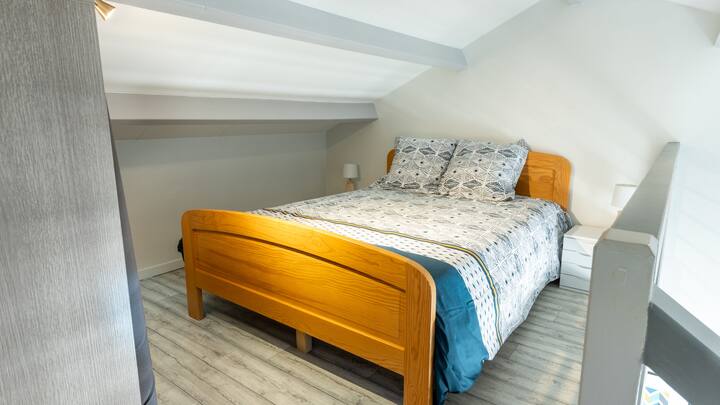 Chambre avec lit 140X190, climatisée,  mansardée en mezzanine et en enfilade avec une autre chambre avec 2 lits simples 9X190 (linge de lits fournis)