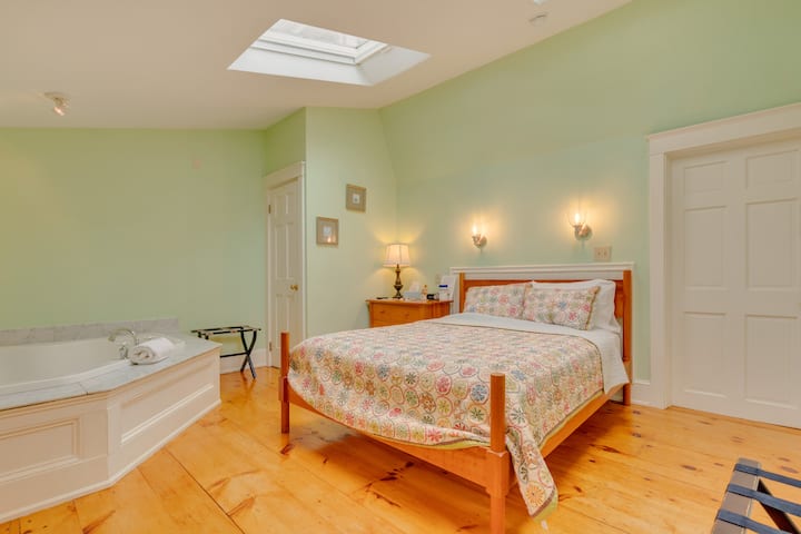 Deluxe Queen Green - James Place Inn - Freeport, ME