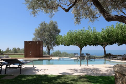 TheTree Villa, with Heated Pool & Spa Whirlpool
