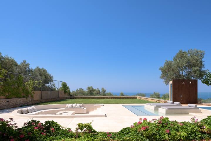 TheTree Villa, with Heated Pool & Spa Whirlpool gallery image 3