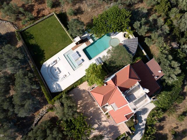 TheTree Villa, with Heated Pool & Spa Whirlpool gallery image 5