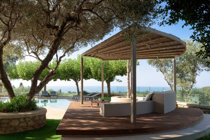 TheTree Villa, with Heated Pool & Spa Whirlpool gallery image 4