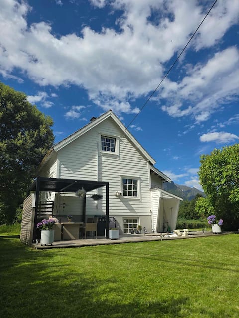 Reinebu - Charming house with cozy padio