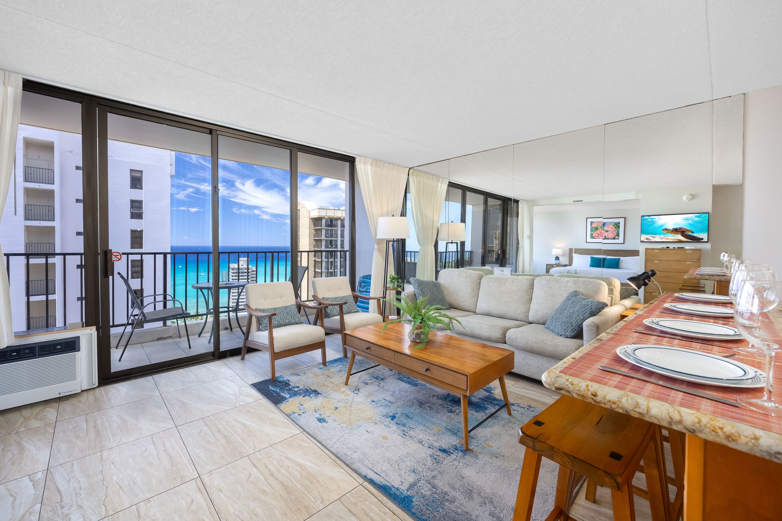 Waikiki Banyan w/ lanai & beach access - Image 3