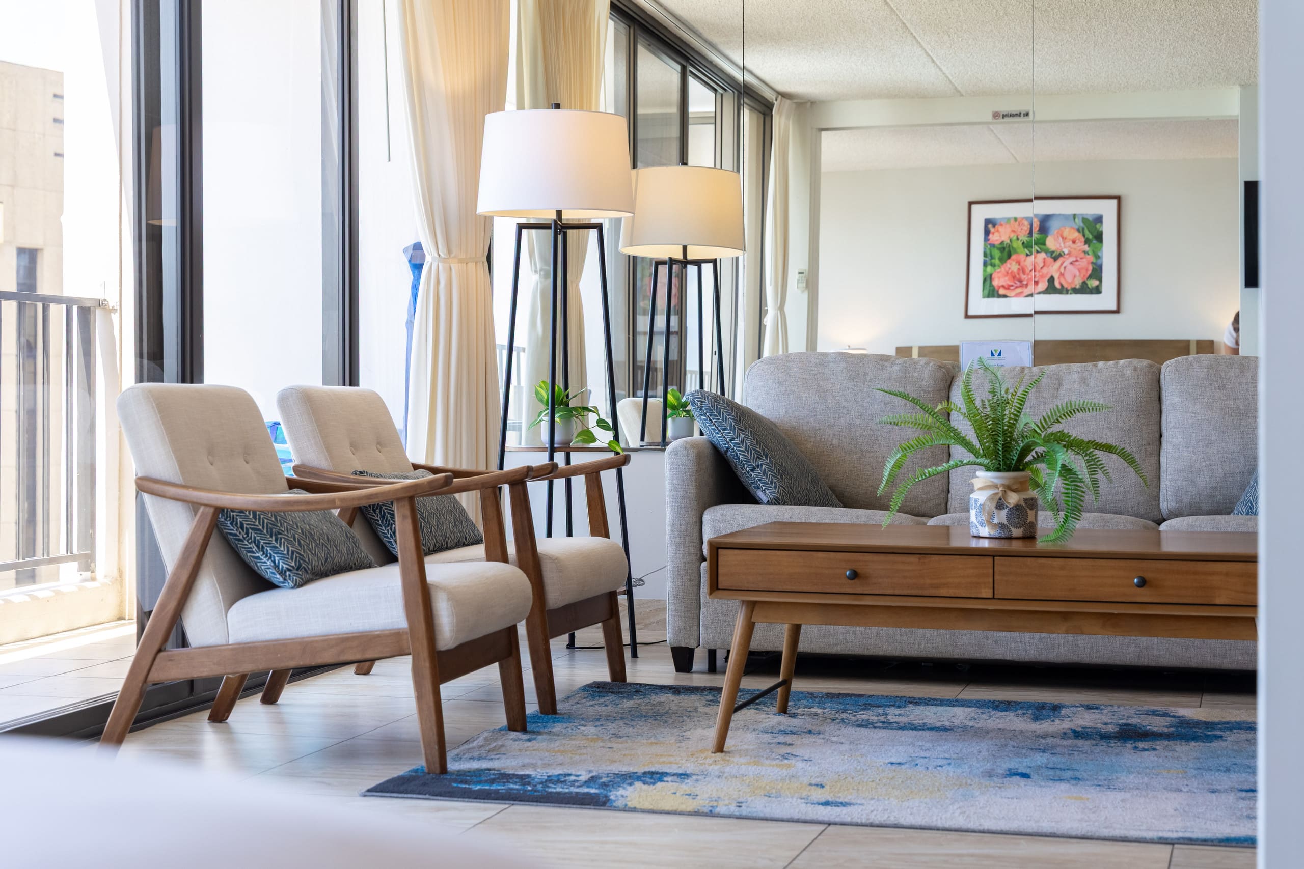 Waikiki Banyan w/ lanai & beach access - Image 6