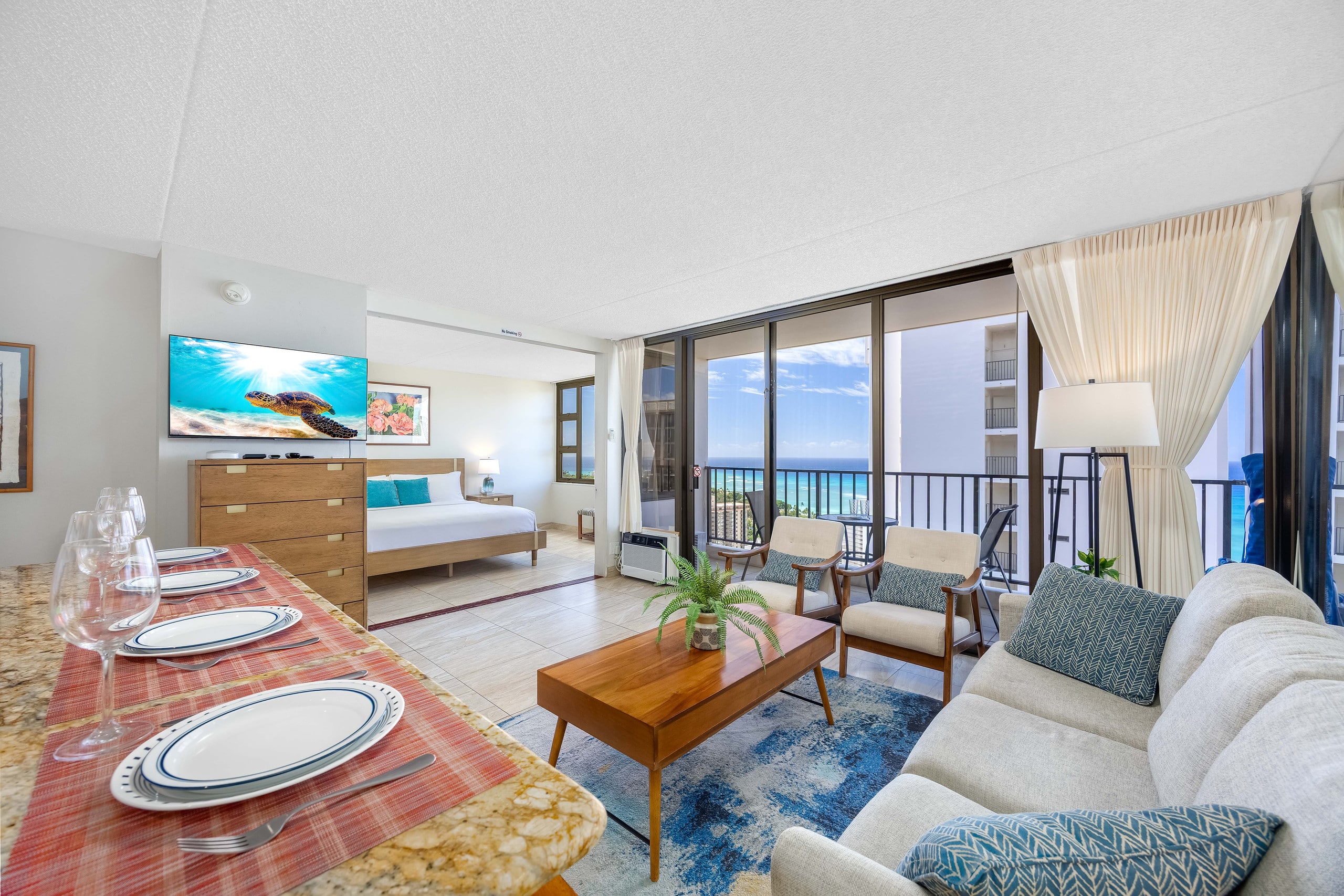 Waikiki Banyan w/ lanai & beach access - Image 19