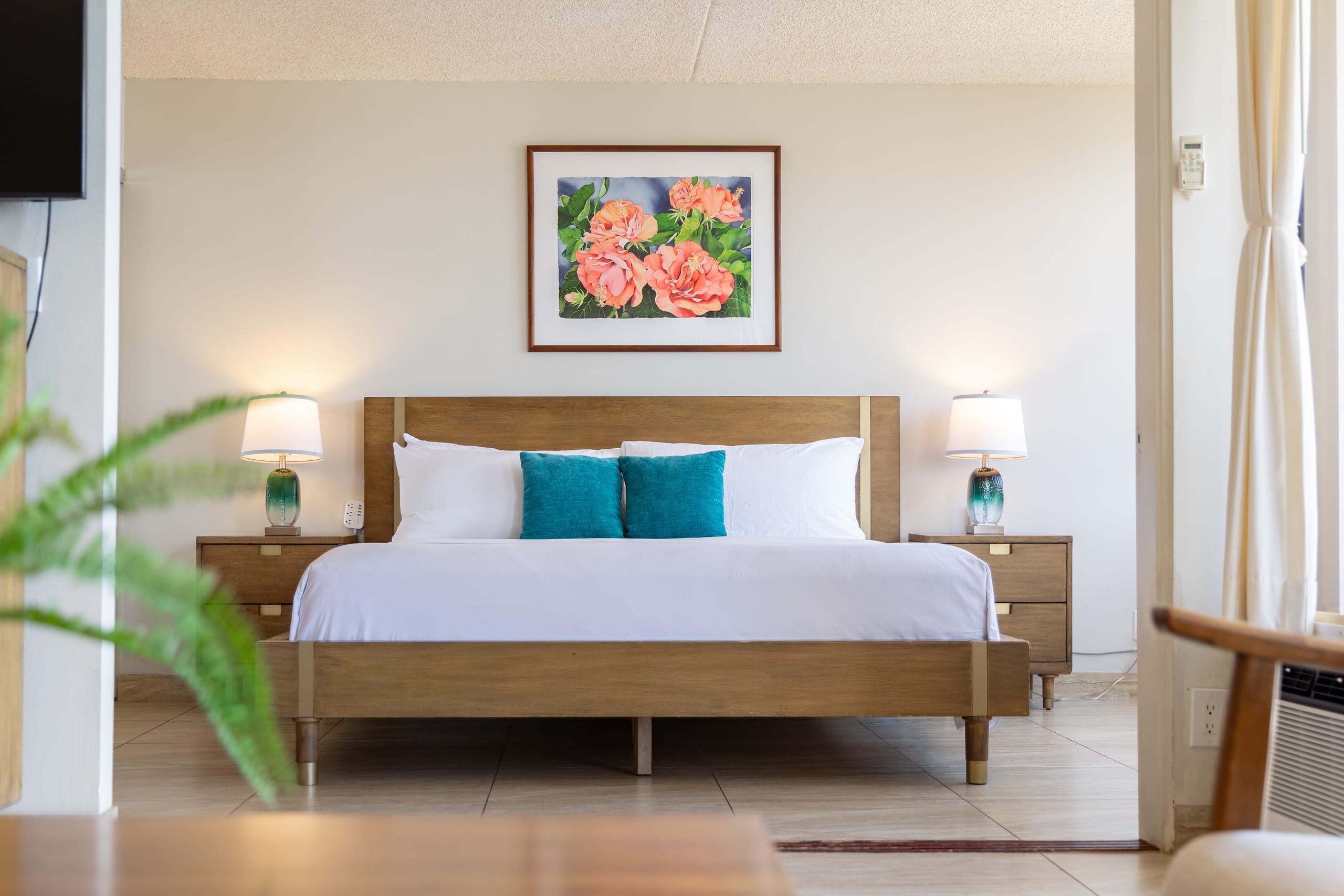 Waikiki Banyan w/ lanai & beach access - Image 27