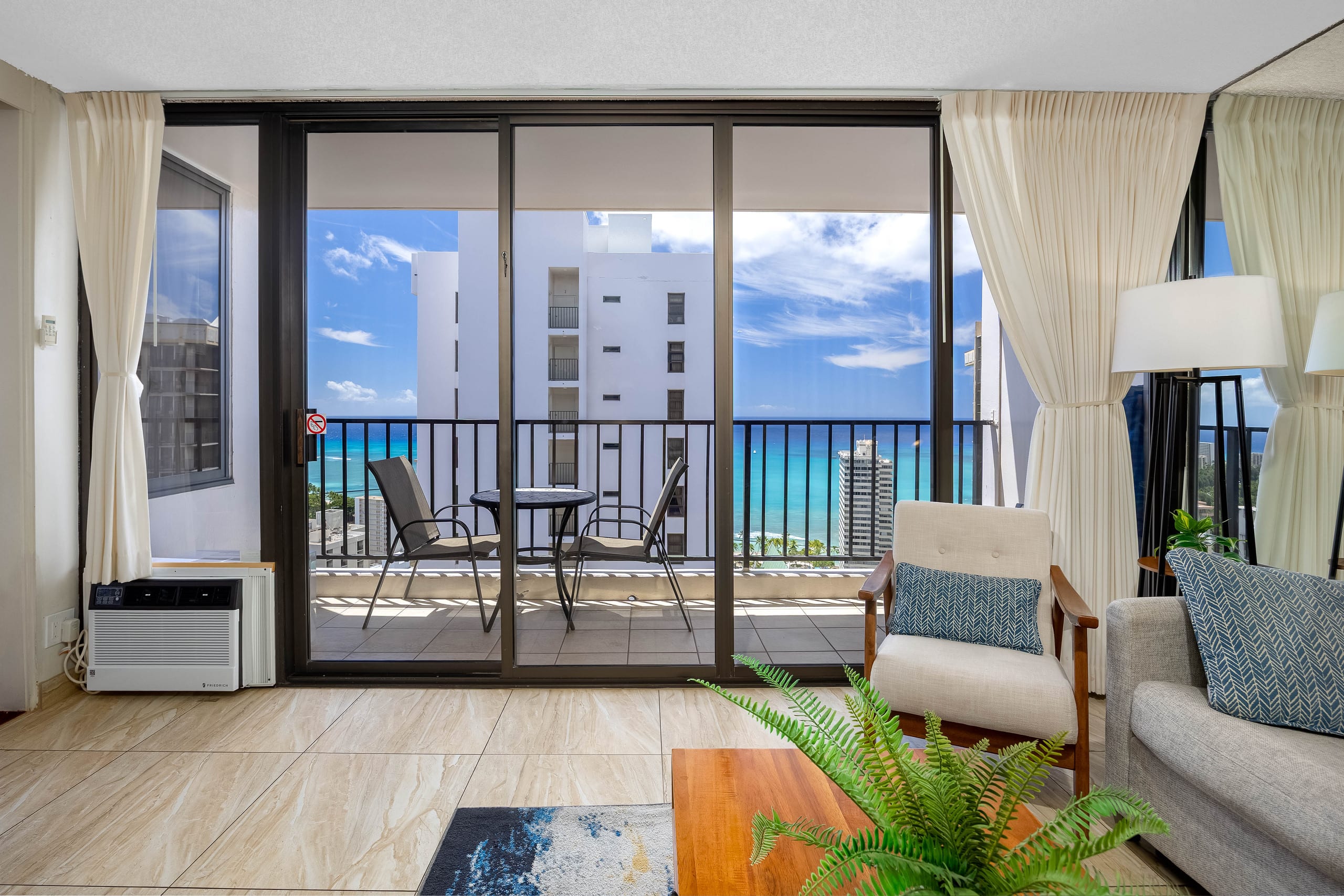Waikiki Banyan w/ lanai & beach access - Image 37