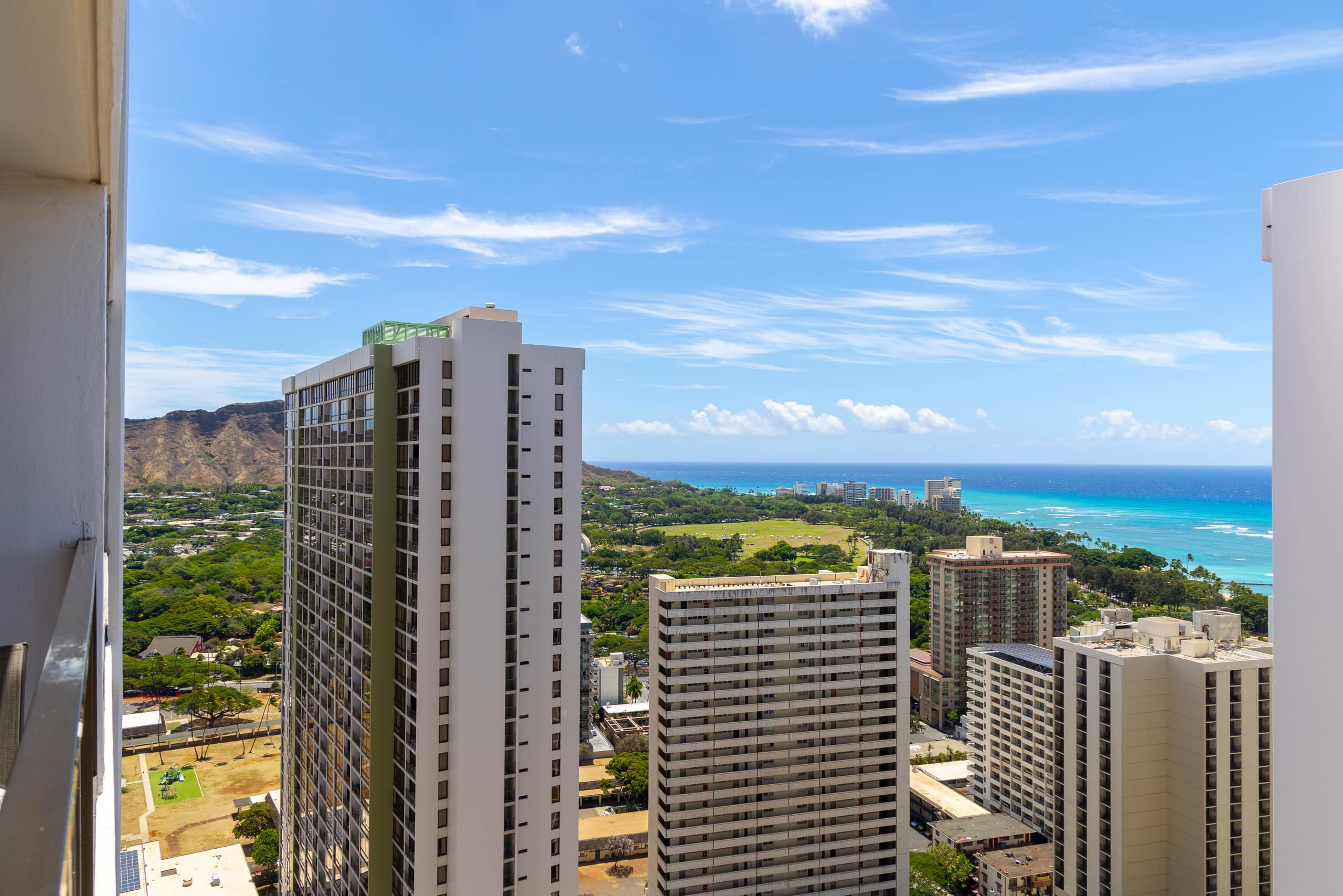 Waikiki Banyan w/ lanai & beach access - Image 43
