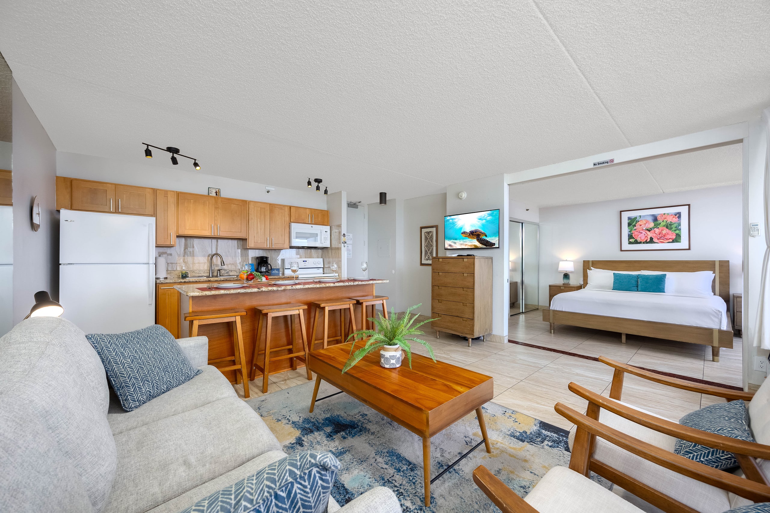 Waikiki Banyan w/ lanai & beach access - Image 5