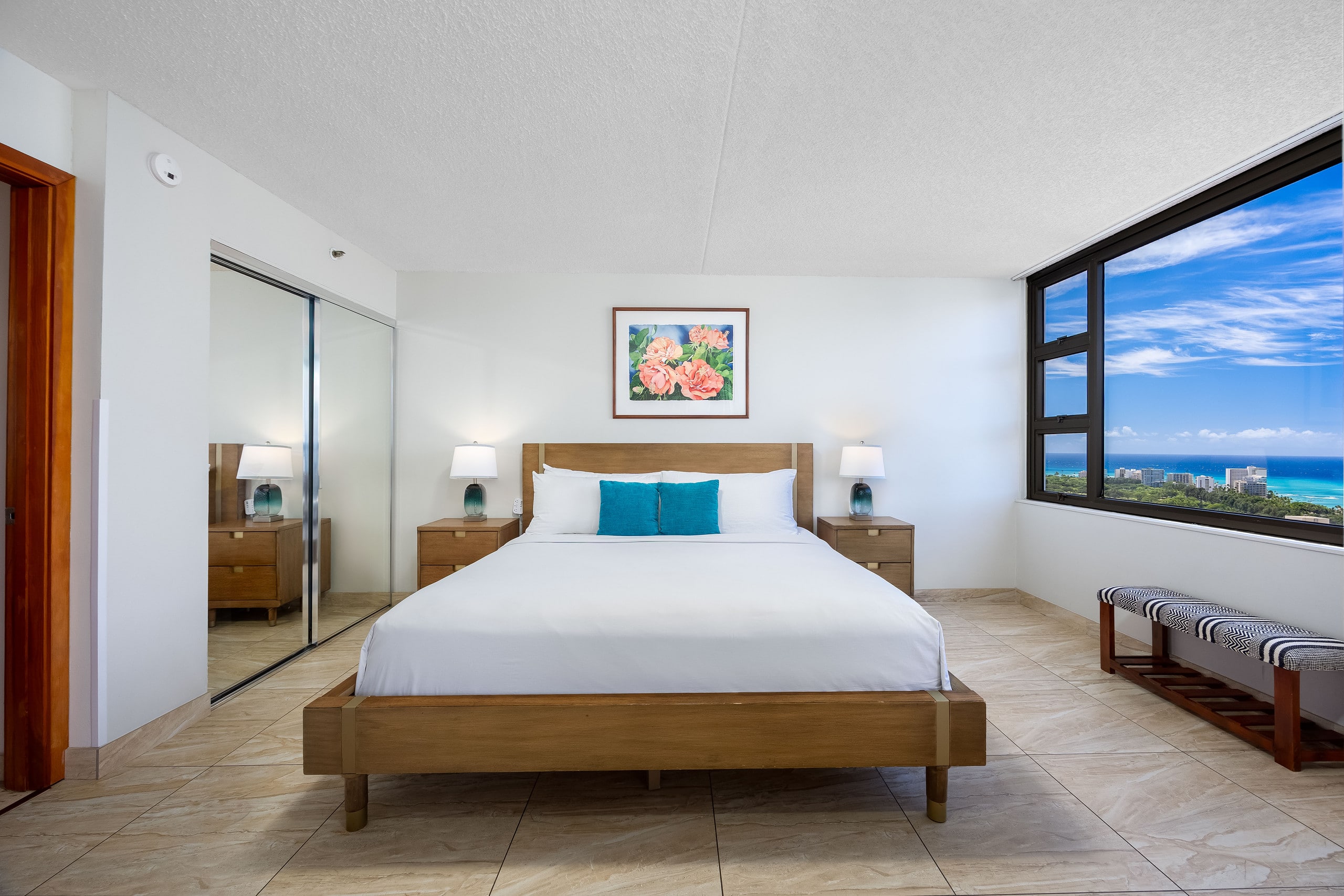 Waikiki Banyan w/ lanai & beach access - Image 25