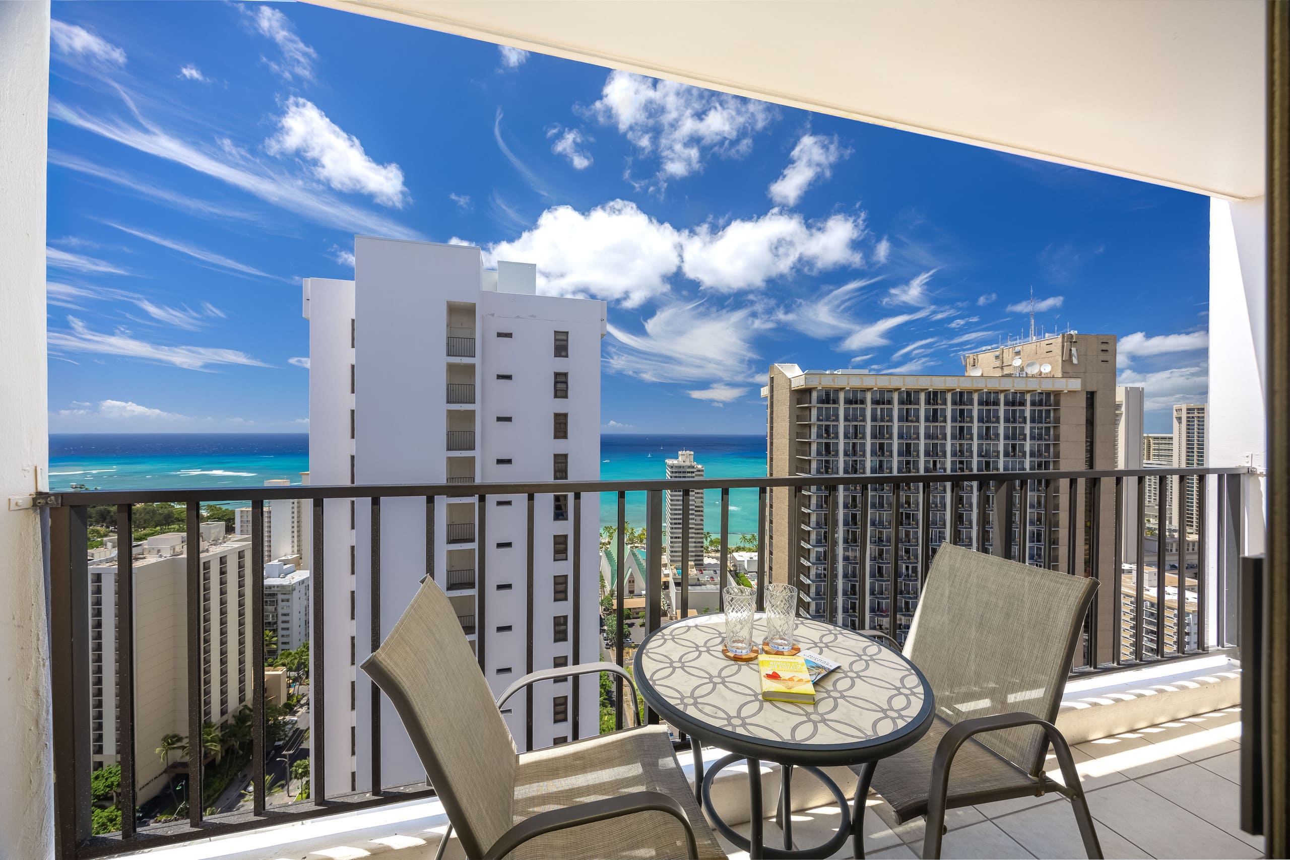 Waikiki Banyan w/ lanai & beach access - Image 41
