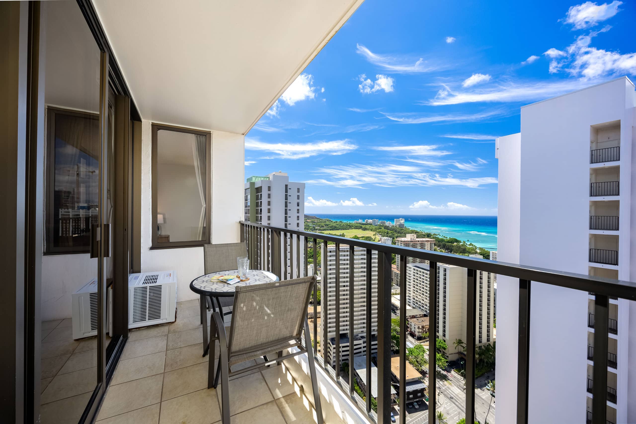 Waikiki Banyan w/ lanai & beach access - Image 36
