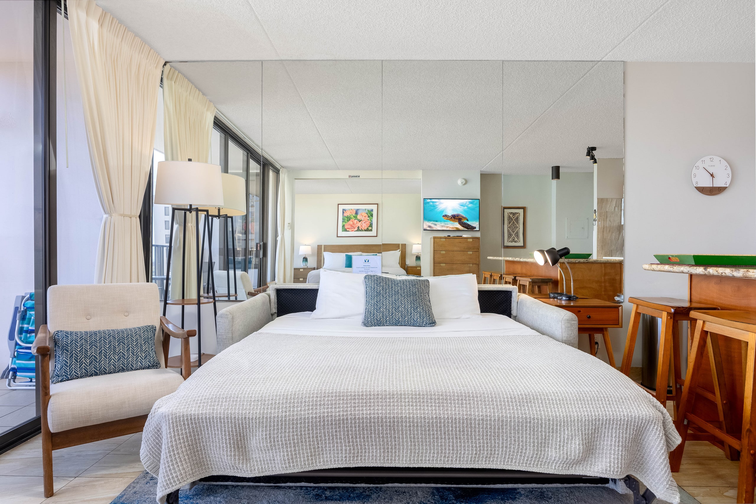 Waikiki Banyan w/ lanai & beach access - Image 11