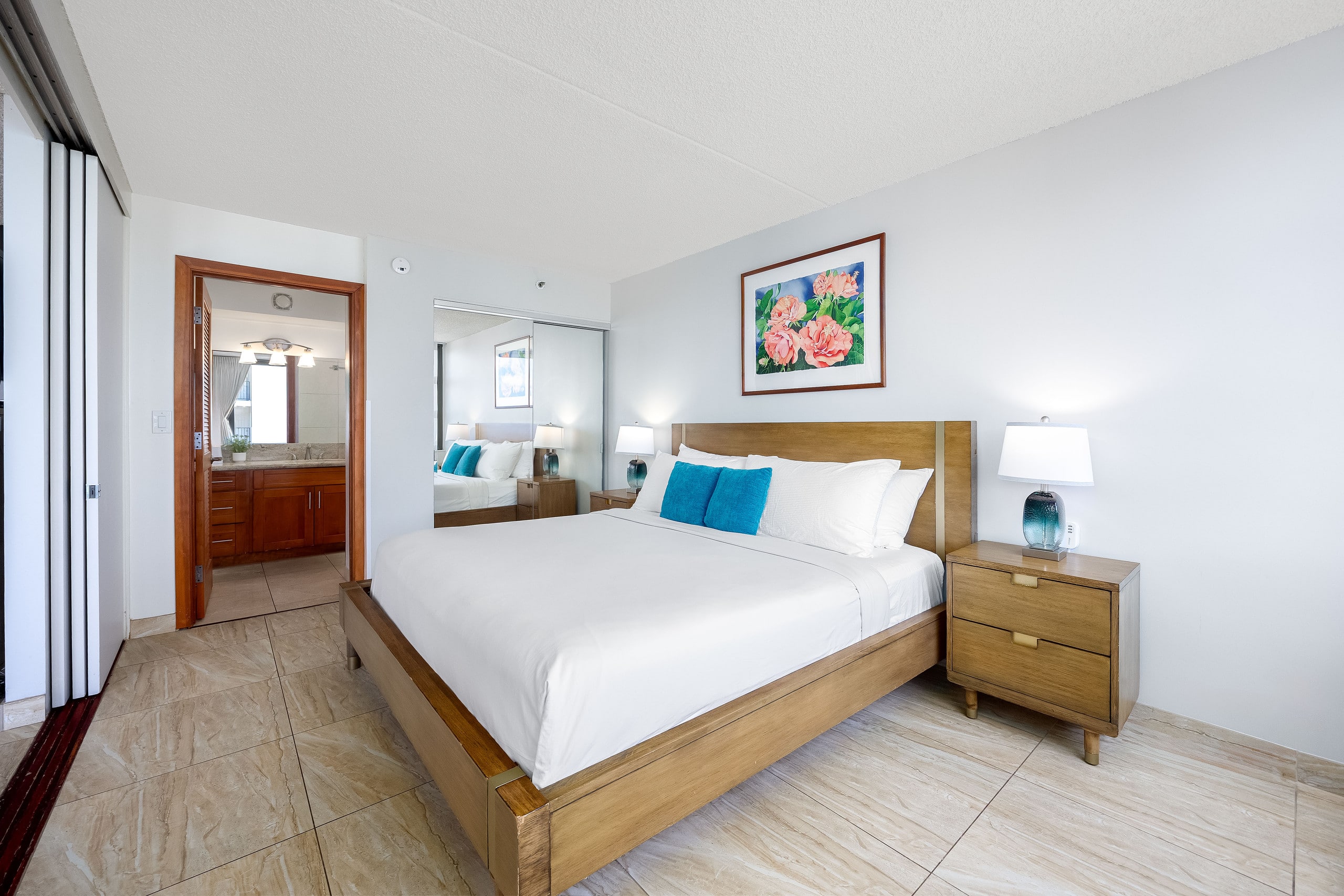 Waikiki Banyan w/ lanai & beach access - Image 29