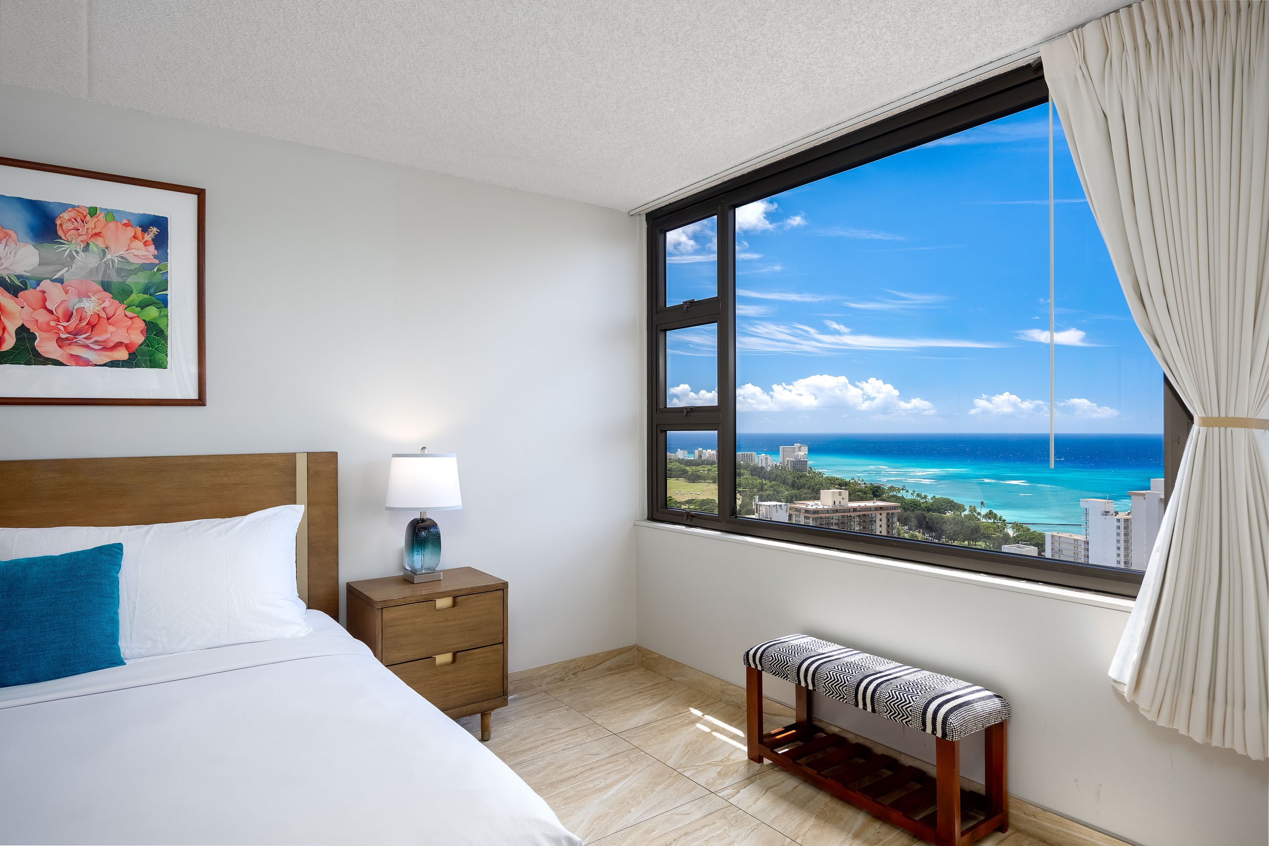 Waikiki Banyan w/ lanai & beach access - Image 28