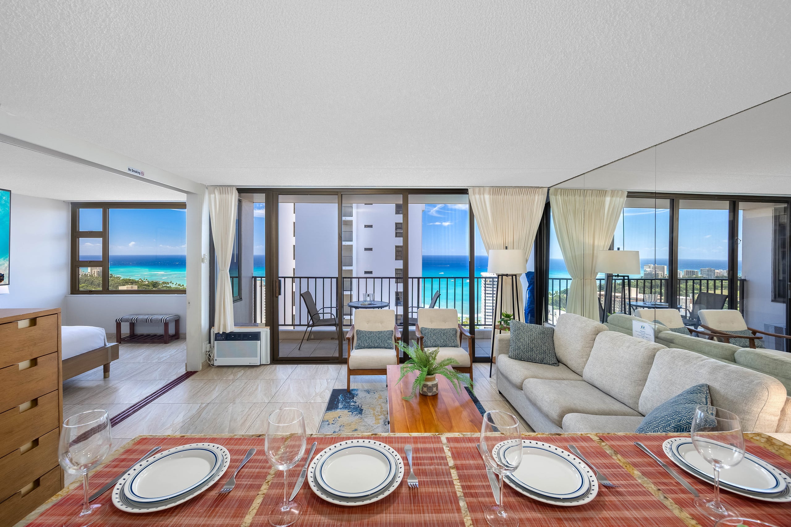 Waikiki Banyan w/ lanai & beach access - Image 20