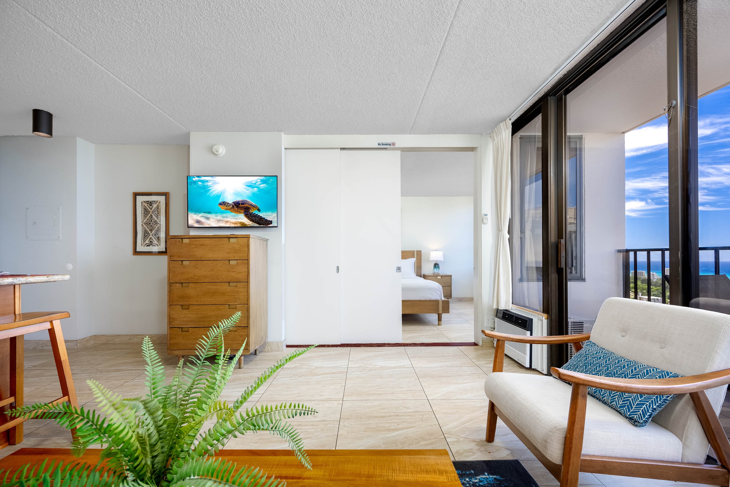 Waikiki Banyan w/ lanai & beach access - Image 13