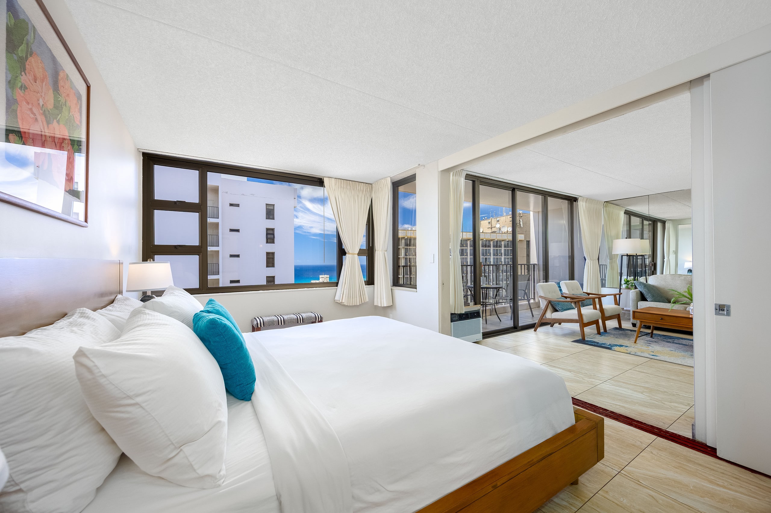 Waikiki Banyan w/ lanai & beach access - Image 30