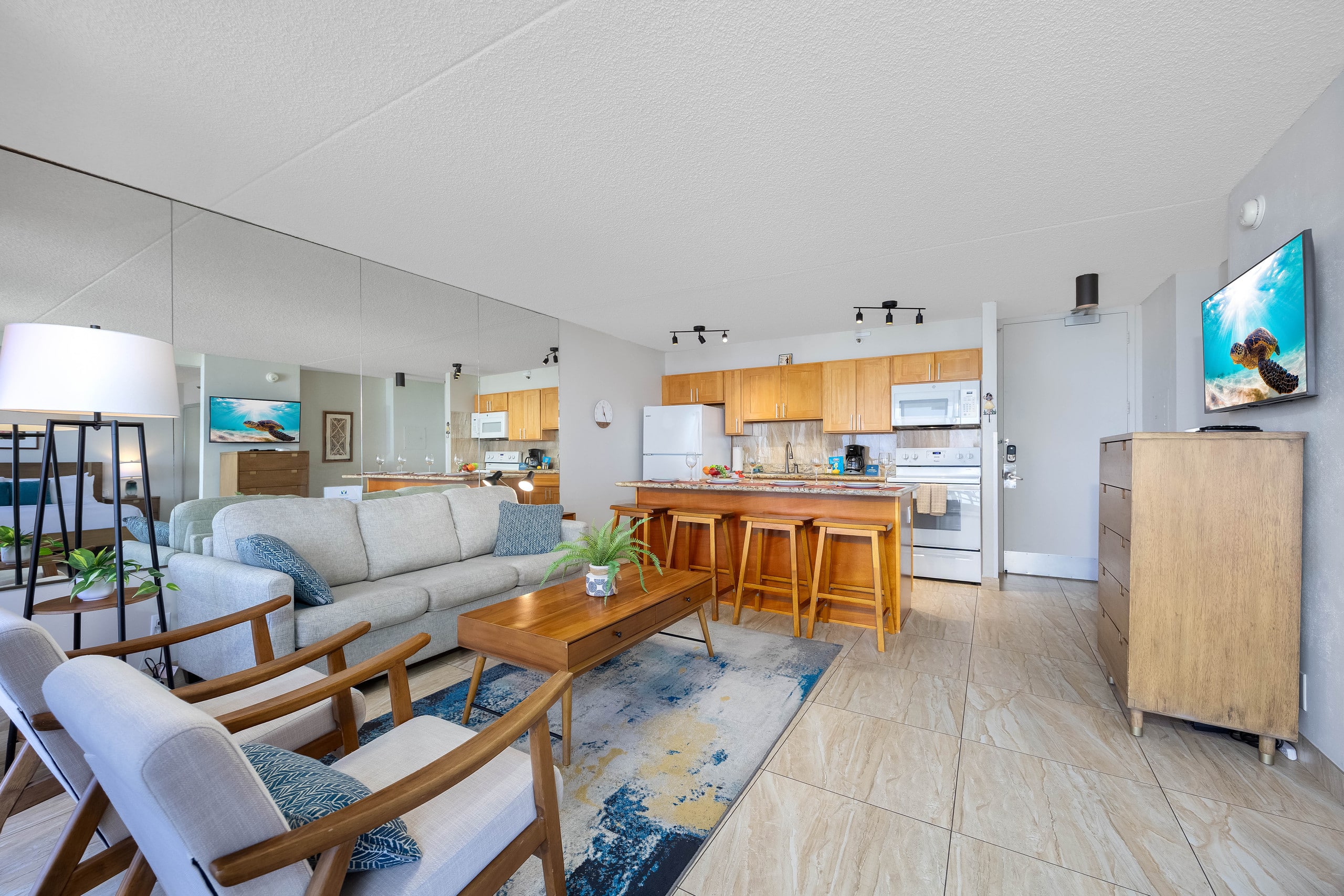 Waikiki Banyan w/ lanai & beach access - Image 7