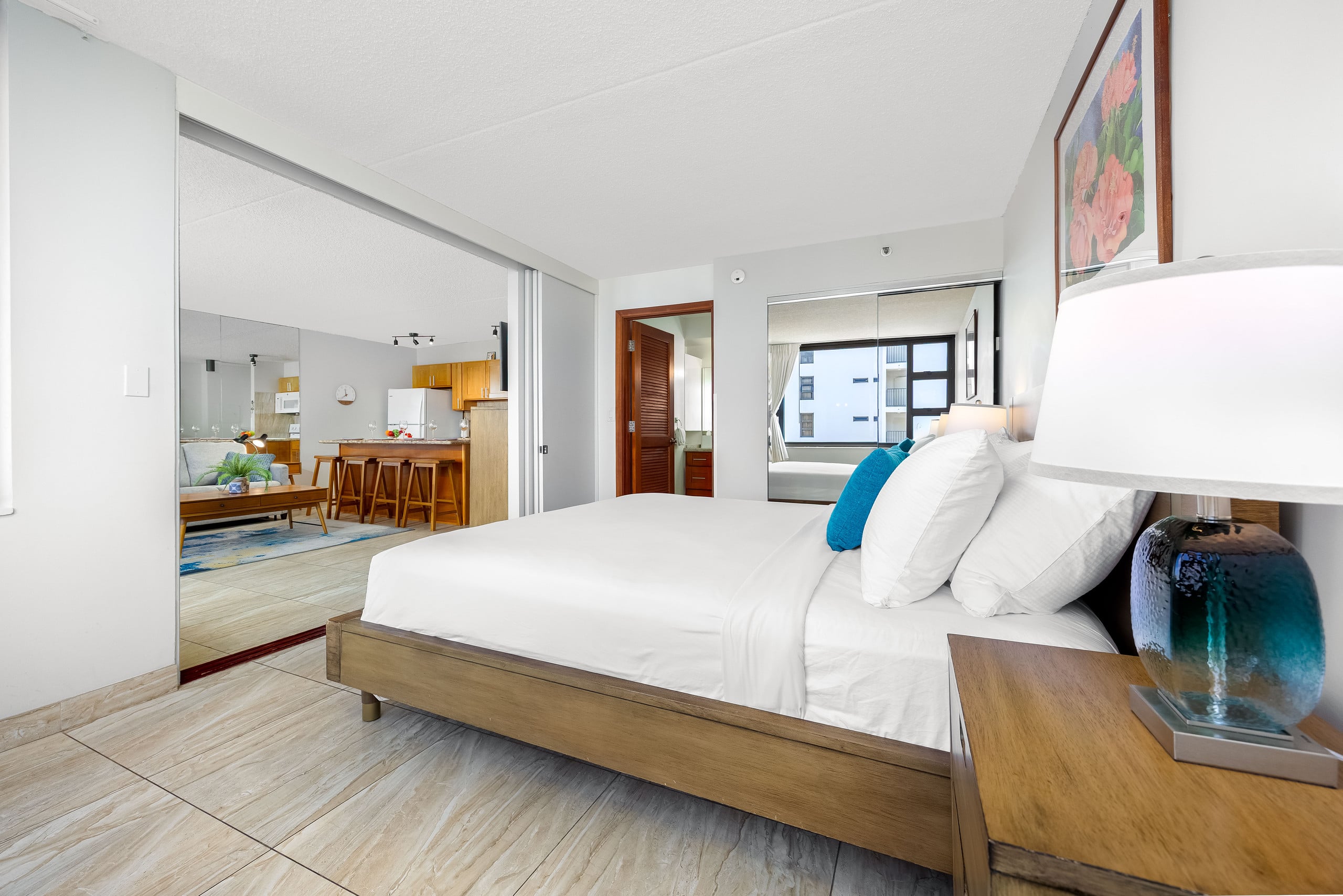 Waikiki Banyan w/ lanai & beach access - Image 31