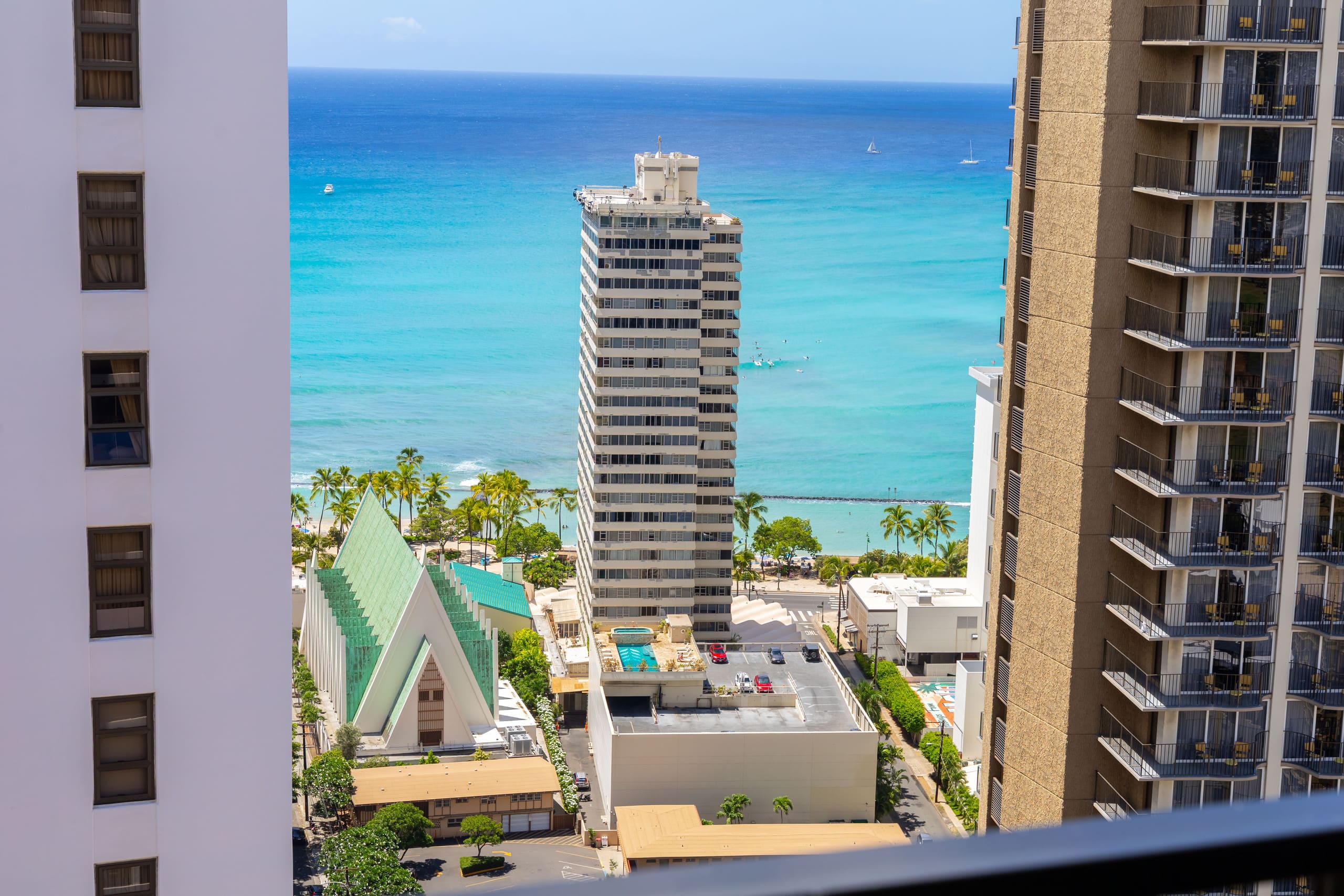 Waikiki Banyan w/ lanai & beach access - Image 42