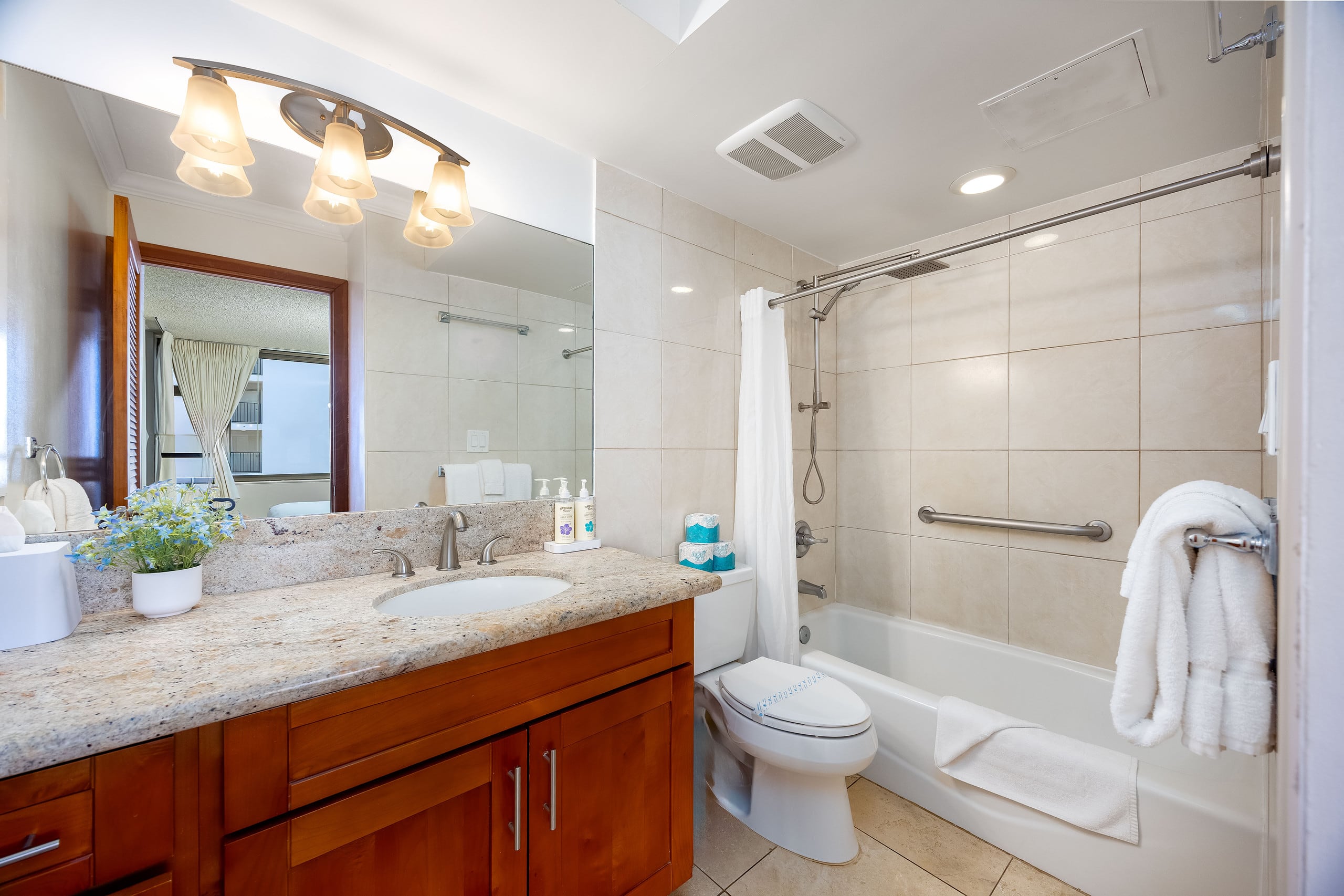 Waikiki Banyan w/ lanai & beach access - Image 32