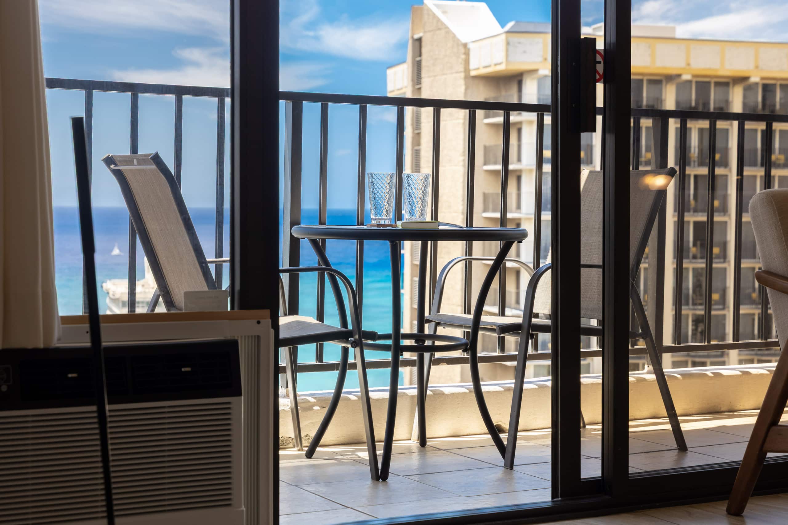 Waikiki Banyan w/ lanai & beach access - Image 40