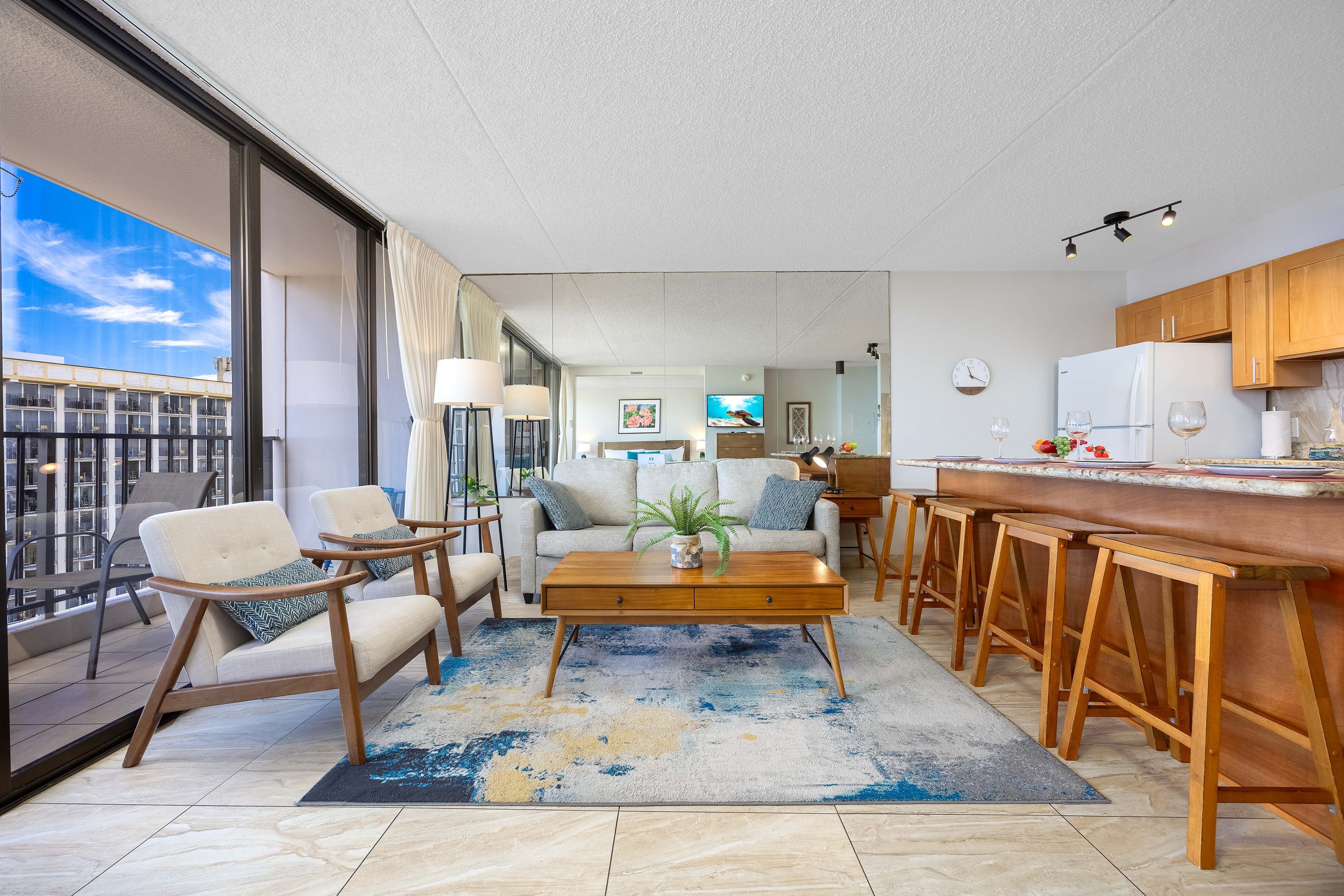 Waikiki Banyan w/ lanai & beach access - Image 4