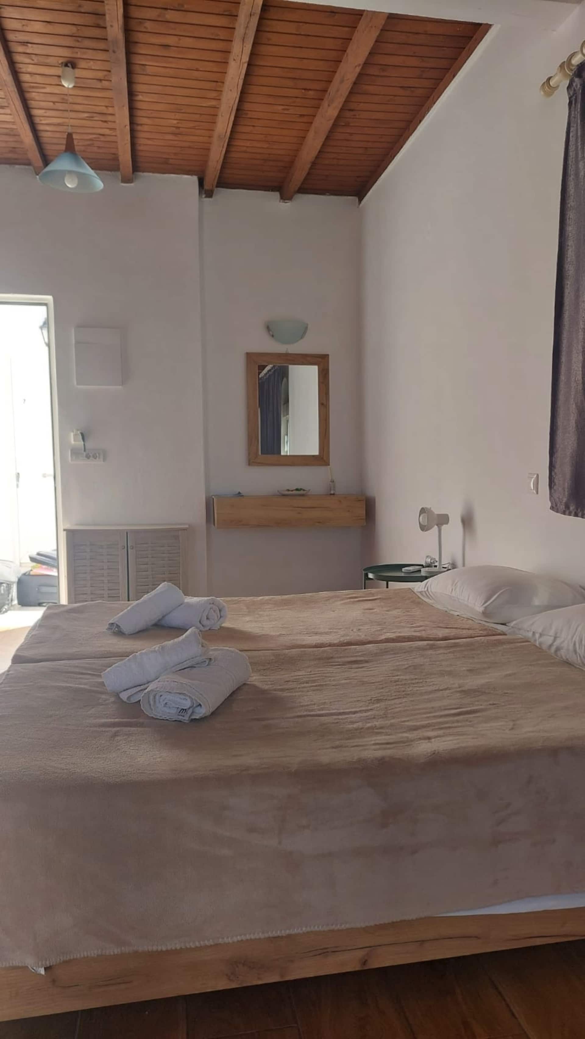 Bright studio with 15m2 private terrace!