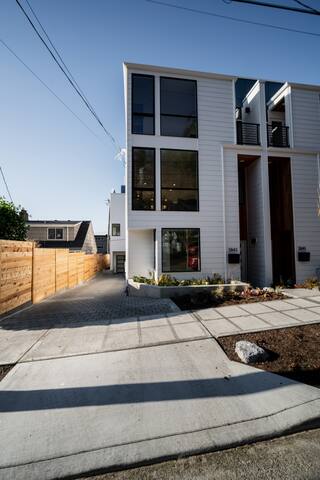Wine & Waves: Alki Homes for Family and Friends gallery image 3