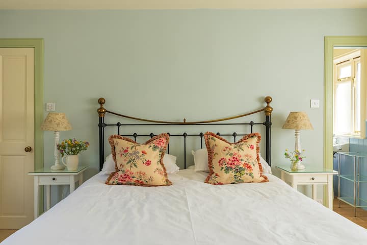  Enorme cama tamaño superking en el dormitorio principal con vistas al jardín totalmente privado y terraza con baño privado.