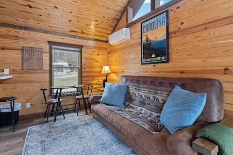 Top performing Airbnb: Riverfront Cabin | Fish, Hike & 5 Min to Sylva in Dillsboro