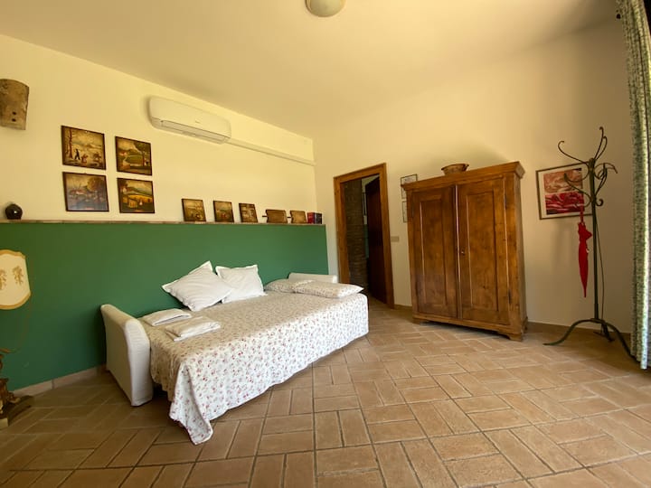 Во дневната соба има удобен кауч на спуштање кој може да се претвори во единечен или двоен кревет