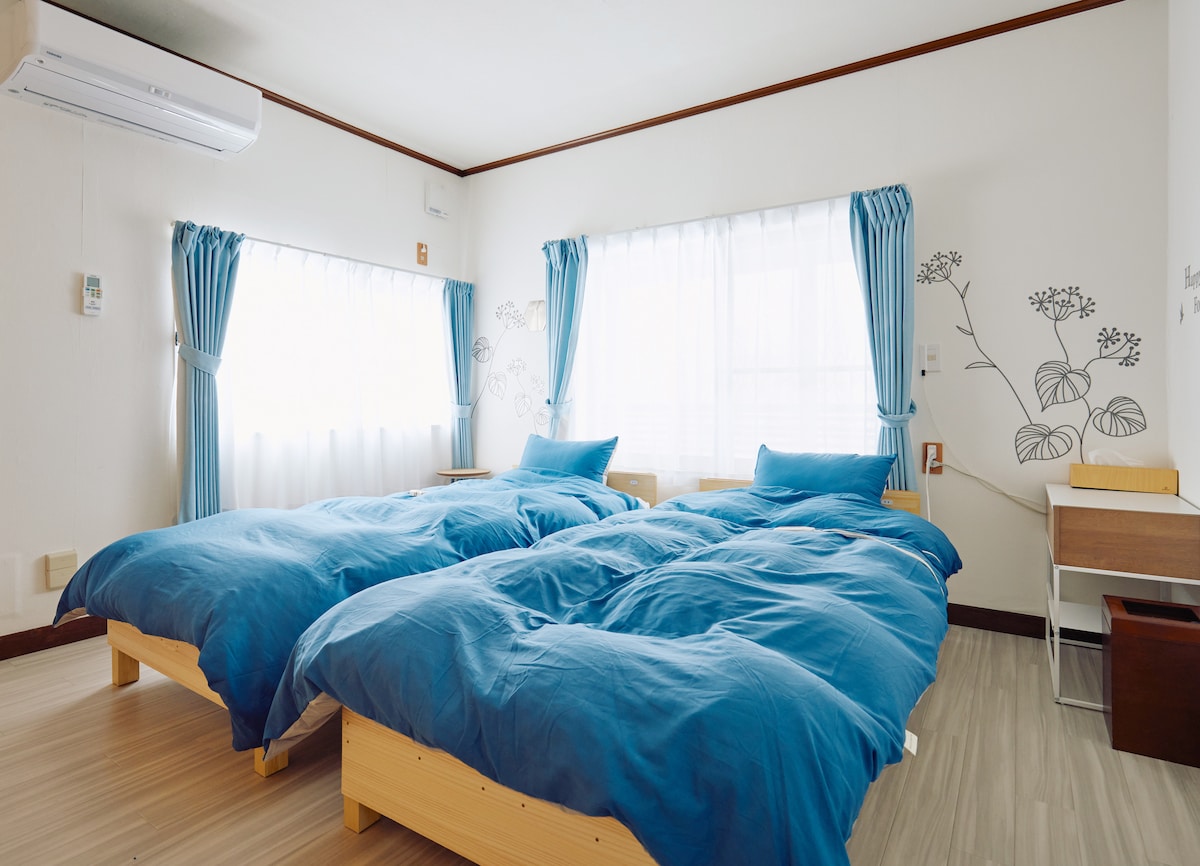 The windows are surrounded by greenery, and the bedroom where you can sleep while listening to the sound of birds and cicadas.This is a twin bed bedroom.