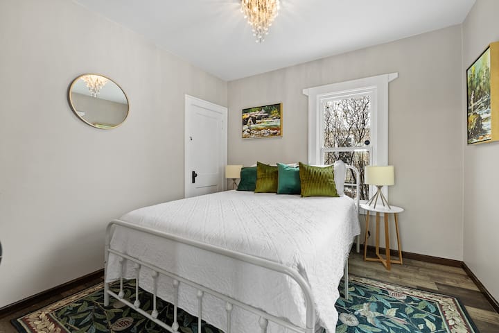 第二间卧室温馨舒适，配有一张舒适的标准双人床，非常适合您睡个好觉。