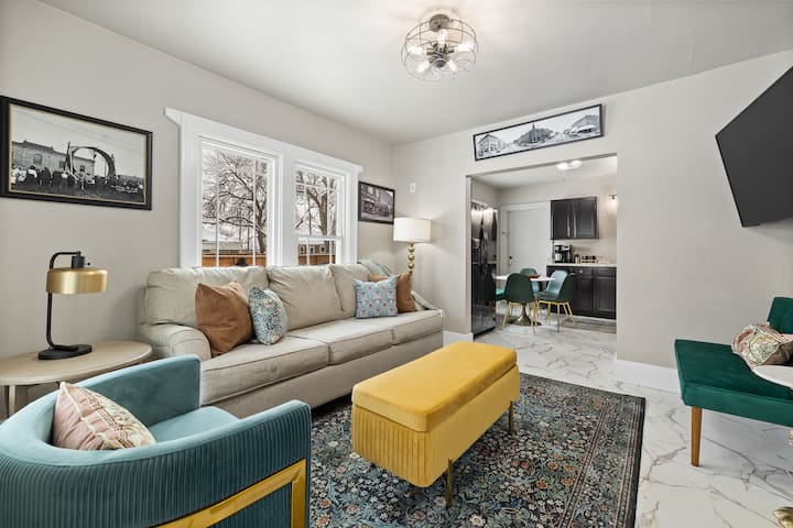 舒适的客厅配有双人沙发、沙发和折叠沙发，布置精美，装饰雅致，营造温馨的氛围。