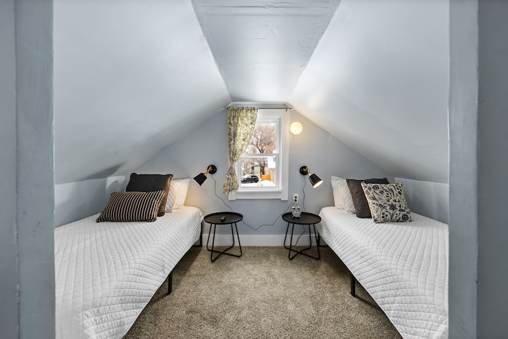 迷人的阁楼卧室配有两张舒适的床，非常适合舒适放松入住。