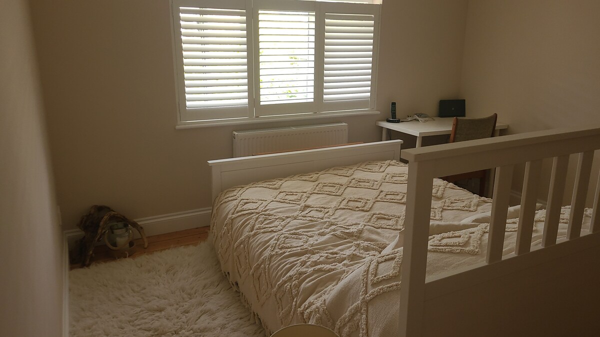 מיטת קינג סייז, מלתחה, שולחן עבודה וחדר רחצה צמוד. (שולחן עבודה עכשיו בחדר השינה 2.)
נוף לגינה הקדמית.
עכשיו יש גם וילונות, ממתינים לתמונות מעודכנות.