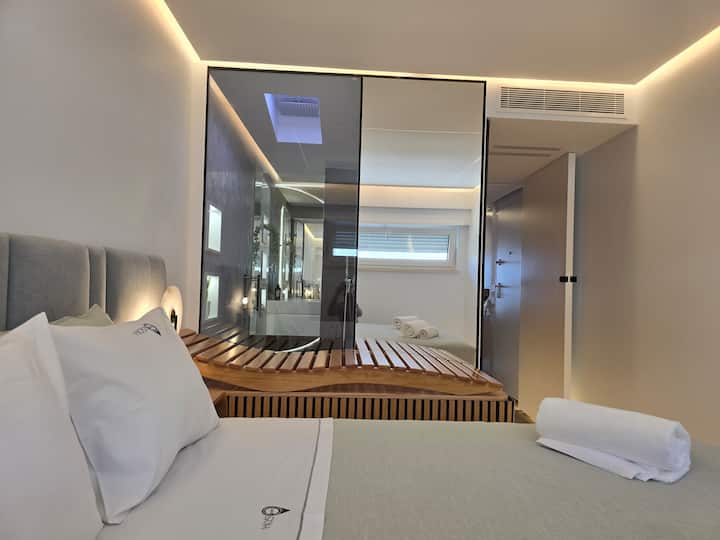 Værelse med dobbeltseng 160 x 200, aircondition, dæmpningsgardiner, indbygget garderobe.