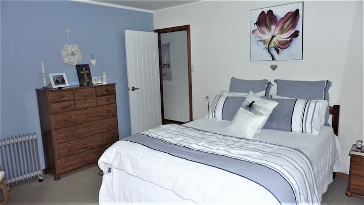 Საწოლი 152 × 203 სმ სააბაზანოს მიმდებარედ