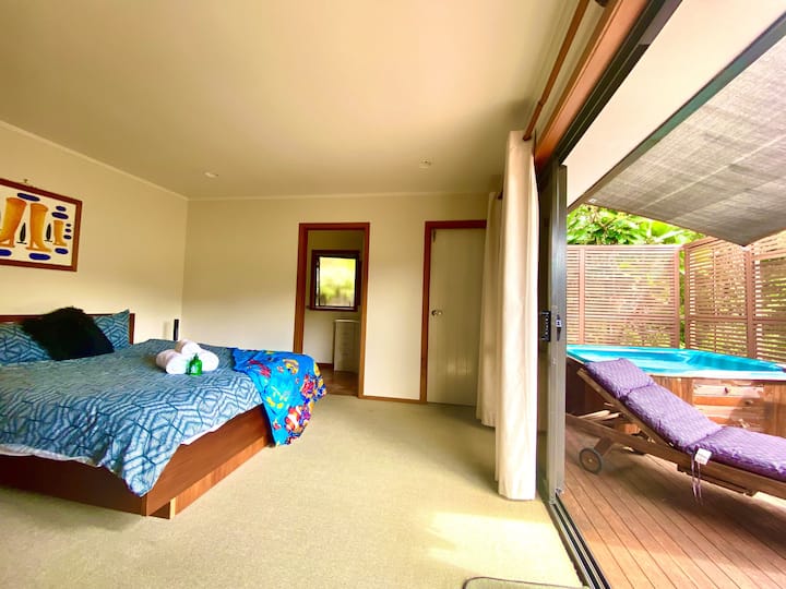 Ოსტატი იწვევს deck და სპა. Ensuite