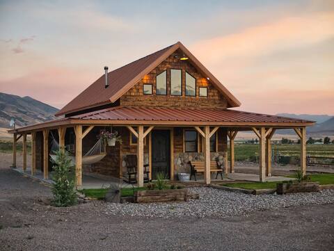 Unique Cozy Cabin w/Firepit+Mtn Views-Getaway FAVE