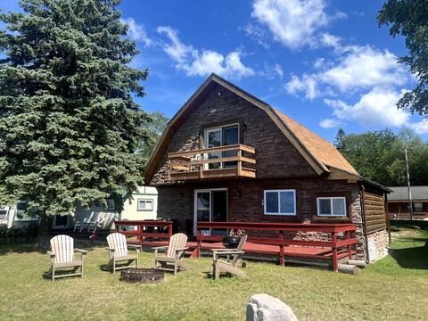 Charming Waterfront Cottage on Mullett Lake